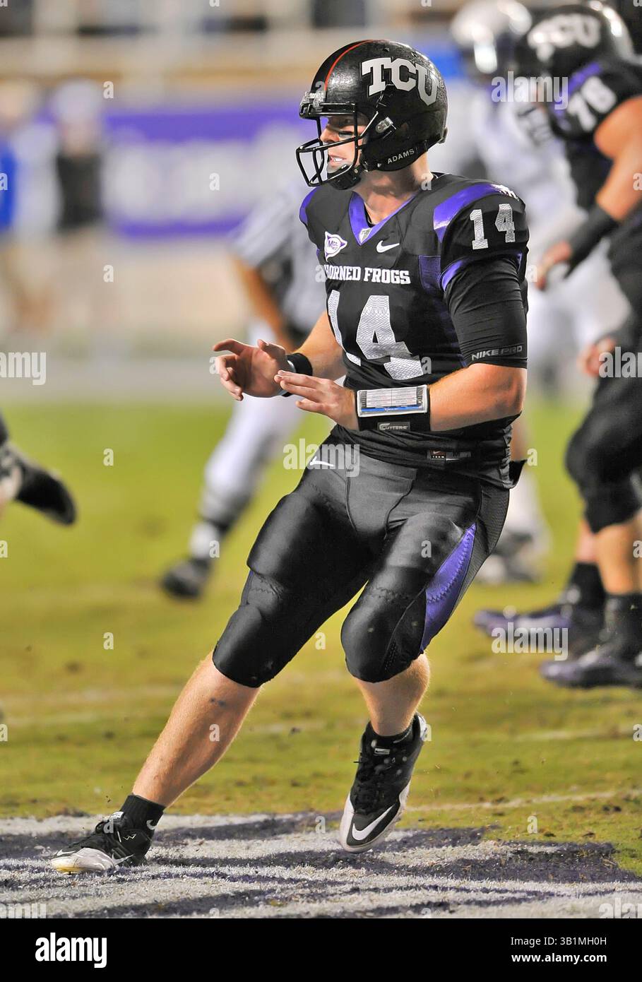 23 ottobre 2010: . Il quarterback dei TCU Horned Frogs Andy Dalton #14 lancia la ball.ina partita tra Air Force Falcons e TCU Horned Frogs all'Amon G. Carter Stadium di Fort Worth, Texas.. TCU vince 38-7.. (Credit Image: Â© Manny Flores/Cal Sport Media)(Credit Image: © Manny Flores/Cal Sport Media/ZUMApress.com) Foto Stock