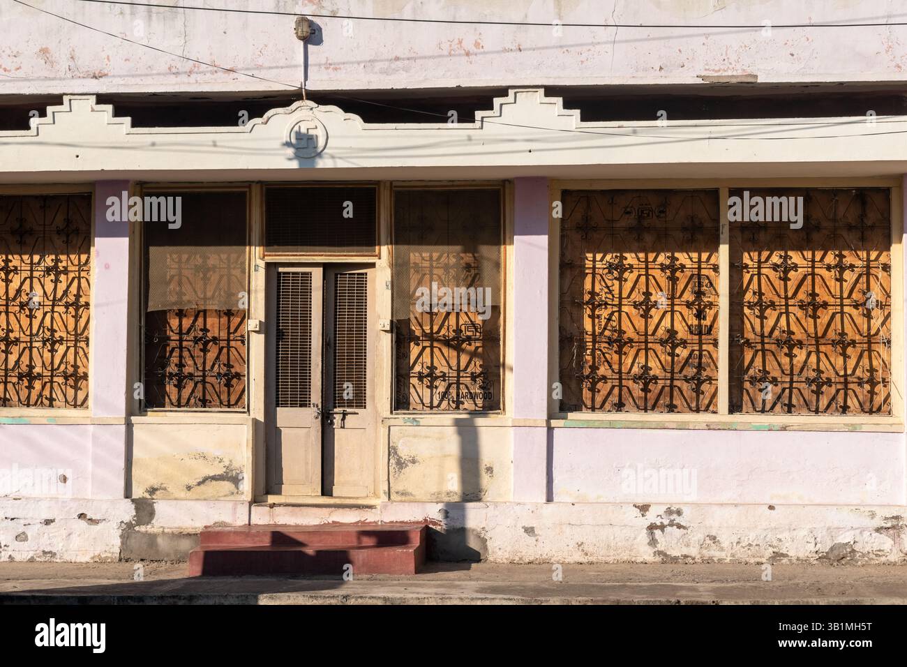 Shravanabelagola, Karnataka, India - 11 gennaio 2023: Dettaglio della porta in legno di una vecchia casa d'epoca con grandi griglie ornate. Foto Stock