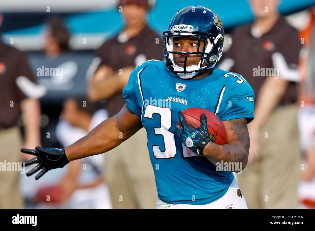 21 novembre 2010: Il running back dei Jacksonville Jaguars Maurice Jones-Drew (32) si rompe con un passaggio di 75 yard sullo schermo durante l'azione tra la AFC South Conference i Jacksonville Jaguars e la AFC North Conference i Cleveland Browns all'EverBank Field di Jacksonville, Florida. Jacksonville ha sconfitto Cleveland 24-20. (Immagine di credito: © Gray Quetti/Cal Sport Media/ZUMAPRESS.com) Foto Stock
