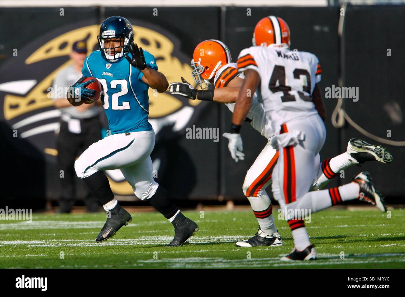 21 novembre 2010: Il running back dei Jacksonville Jaguars Maurice Jones-Drew (32) corre per yard durante l'azione tra la AFC South Conference i Jacksonville Jaguars e la AFC North Conference i Cleveland Browns all'EverBank Field di Jacksonville, Florida. Jacksonville ha sconfitto Cleveland 24-20. (Immagine di credito: © Gray Quetti/Cal Sport Media/ZUMAPRESS.com) Foto Stock