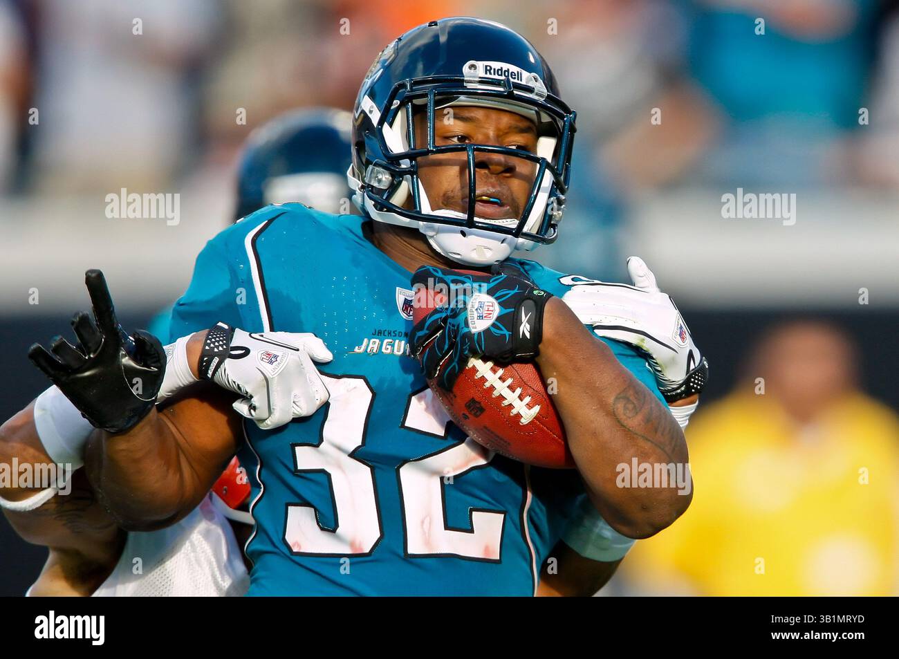 21 novembre 2010: Il running back dei Jacksonville Jaguars Maurice Jones-Drew (32) si rompe con un passaggio di 75 yard sullo schermo durante l'azione tra la AFC South Conference i Jacksonville Jaguars e la AFC North Conference i Cleveland Browns all'EverBank Field di Jacksonville, Florida. Jacksonville ha sconfitto Cleveland 24-20. (Immagine di credito: © Gray Quetti/Cal Sport Media/ZUMAPRESS.com) Foto Stock