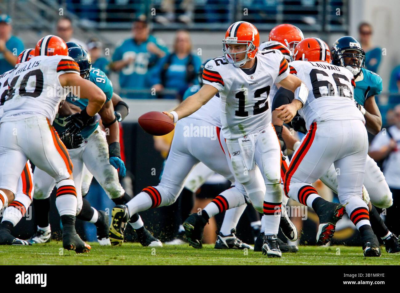 21 novembre 2010: Il quarterback dei Cleveland Browns Colt McCoy (12) passa al running back dei Cleveland Browns Peyton Hillis (40) durante l'azione tra la AFC South Conference i Jacksonville Jaguars e la AFC North Conference i Cleveland Browns all'EverBank Field di Jacksonville, Florida. Jacksonville ha sconfitto Cleveland 24-20. (Immagine di credito: © Gray Quetti/Cal Sport Media/ZUMAPRESS.com) Foto Stock