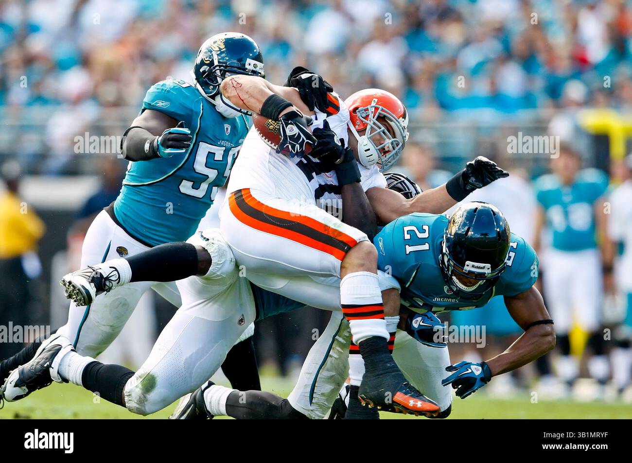 21 novembre 2010: Il running back dei Cleveland Browns Peyton Hillis (40) viene placcato dal cornerback dei Jacksonville Jaguars Derek Cox (21) durante il primo tempo tra la AFC South Conference i Jacksonville Jaguars e la AFC North Conference i Cleveland Browns all'EverBank Field di Jacksonville, Florida. (Immagine di credito: © Gray Quetti/Cal Sport Media/ZUMAPRESS.com) Foto Stock