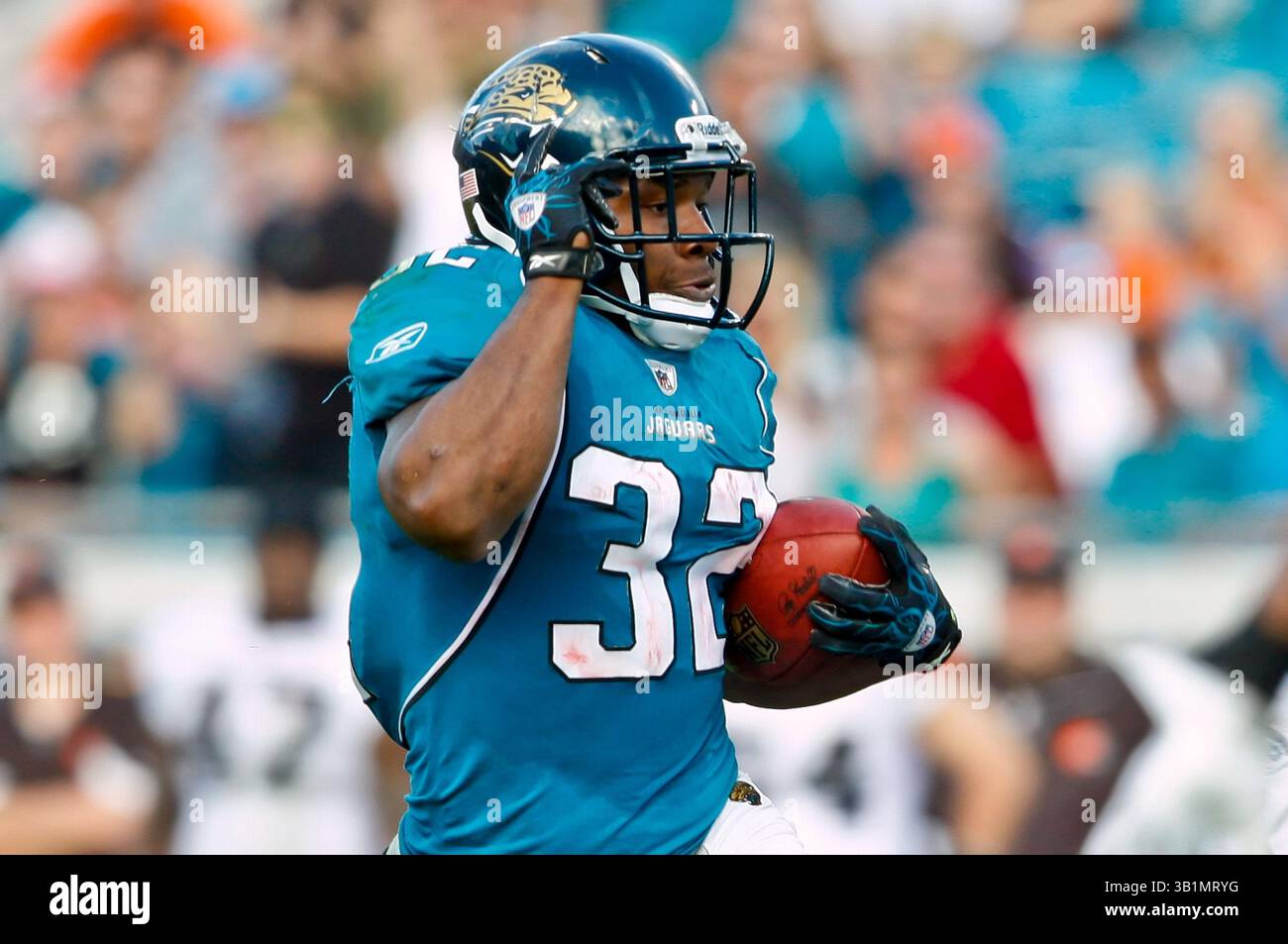 21 novembre 2010: Il running back dei Jacksonville Jaguars Maurice Jones-Drew (32) durante l'azione tra i Jacksonville Jaguars della AFC South Conference e i Cleveland Browns della AFC North Conference all'EverBank Field di Jacksonville, Florida. Jacksonville ha sconfitto Cleveland 24-20. (Immagine di credito: © Gray Quetti/Cal Sport Media/ZUMAPRESS.com) Foto Stock