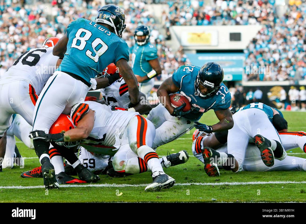 21 novembre 2010: Il running back dei Jacksonville Jaguars Maurice Jones-Drew (32) si tuffa per il touchdown della vittoria durante l'azione tra la AFC South Conference i Jacksonville Jaguars e la AFC North Conference i Cleveland Browns all'EverBank Field di Jacksonville, Florida. Jacksonville ha sconfitto Cleveland 24-20. (Immagine di credito: © Gray Quetti/Cal Sport Media/ZUMAPRESS.com) Foto Stock
