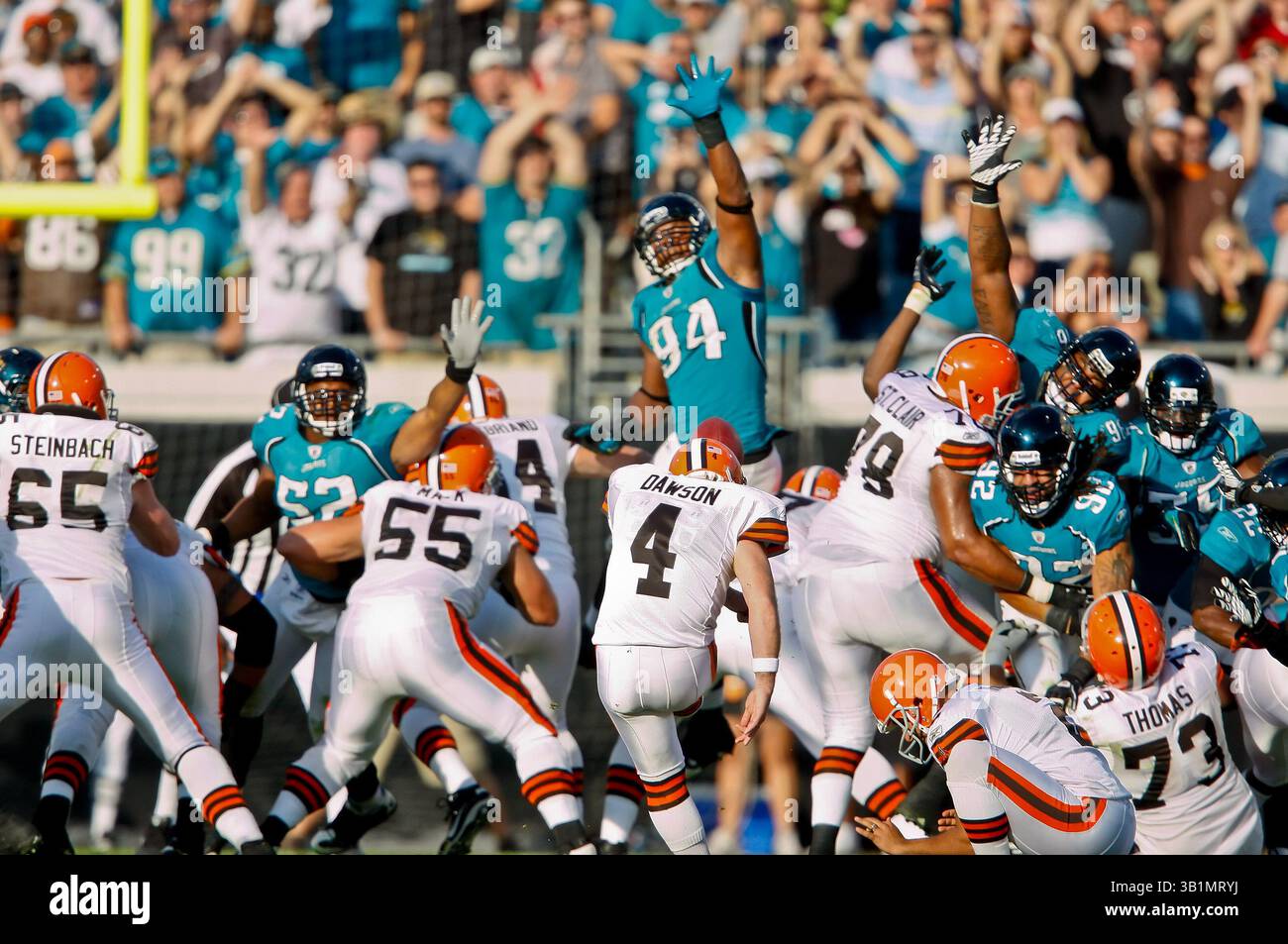 21 novembre 2010: Il kicker dei Cleveland Browns Phil Dawson (4) calciò un Field goal durante l'azione tra i Jacksonville Jaguars della AFC South Conference e i Cleveland Browns della AFC North Conference all'EverBank Field di Jacksonville, Florida. Jacksonville ha sconfitto Cleveland 24-20. (Immagine di credito: © Gray Quetti/Cal Sport Media/ZUMAPRESS.com) Foto Stock