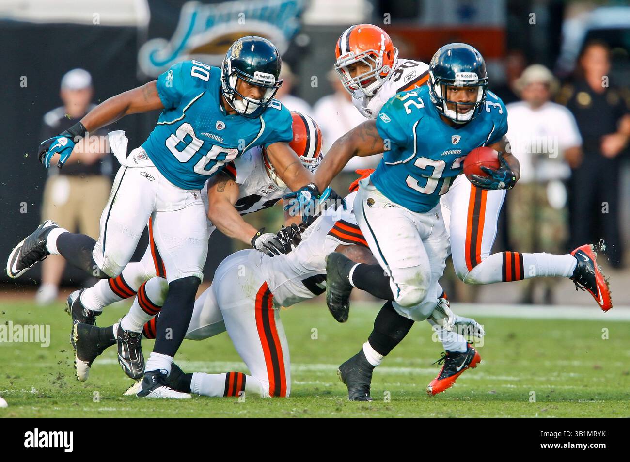 21 novembre 2010: Il running back dei Jacksonville Jaguars Maurice Jones-Drew (32) si rompe con un passaggio di 75 yard sullo schermo durante l'azione tra la AFC South Conference i Jacksonville Jaguars e la AFC North Conference i Cleveland Browns all'EverBank Field di Jacksonville, Florida. Jacksonville ha sconfitto Cleveland 24-20. (Immagine di credito: © Gray Quetti/Cal Sport Media/ZUMAPRESS.com) Foto Stock