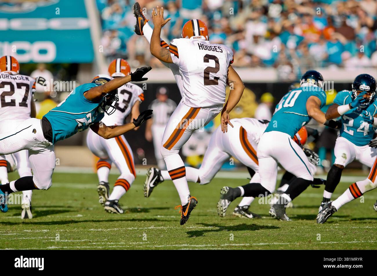21 novembre 2010: Il punter dei Cleveland Browns Reggie Hodges (2) ottiene un punt durante l'azione tra la AFC South Conference i Jacksonville Jaguars e la AFC North Conference i Cleveland Browns all'EverBank Field di Jacksonville, Florida. Jacksonville ha sconfitto Cleveland 24-20. (Immagine di credito: © Gray Quetti/Cal Sport Media/ZUMAPRESS.com) Foto Stock