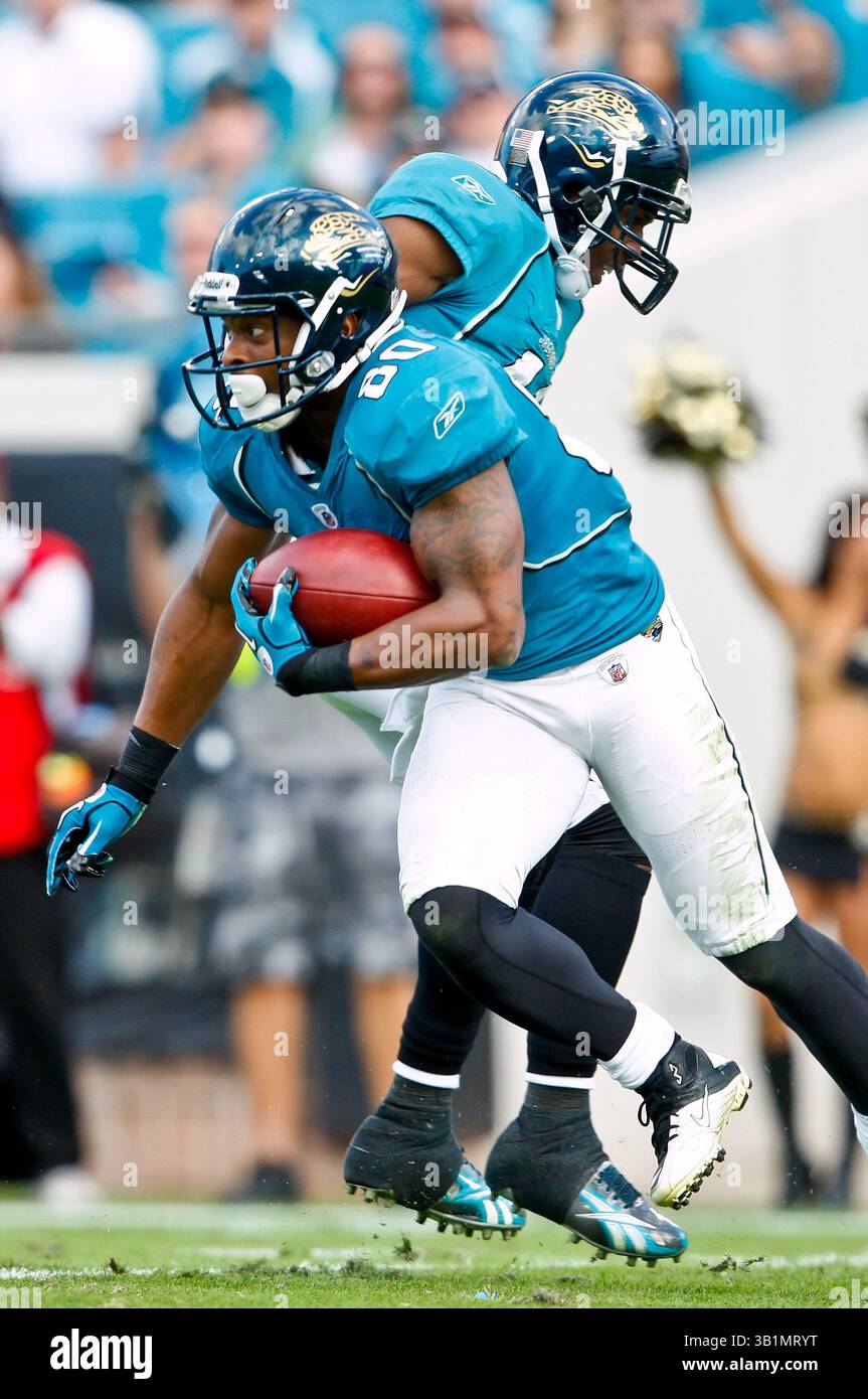 21 novembre 2010: Il wide receiver dei Jacksonville Jaguars Mike Thomas (80) corre dopo aver ricevuto un passaggio durante l'azione tra i Jacksonville Jaguars della AFC South Conference e i Cleveland Browns della AFC North Conference all'EverBank Field di Jacksonville, Florida. Jacksonville ha sconfitto Cleveland 24-20. (Immagine di credito: © Gray Quetti/Cal Sport Media/ZUMAPRESS.com) Foto Stock