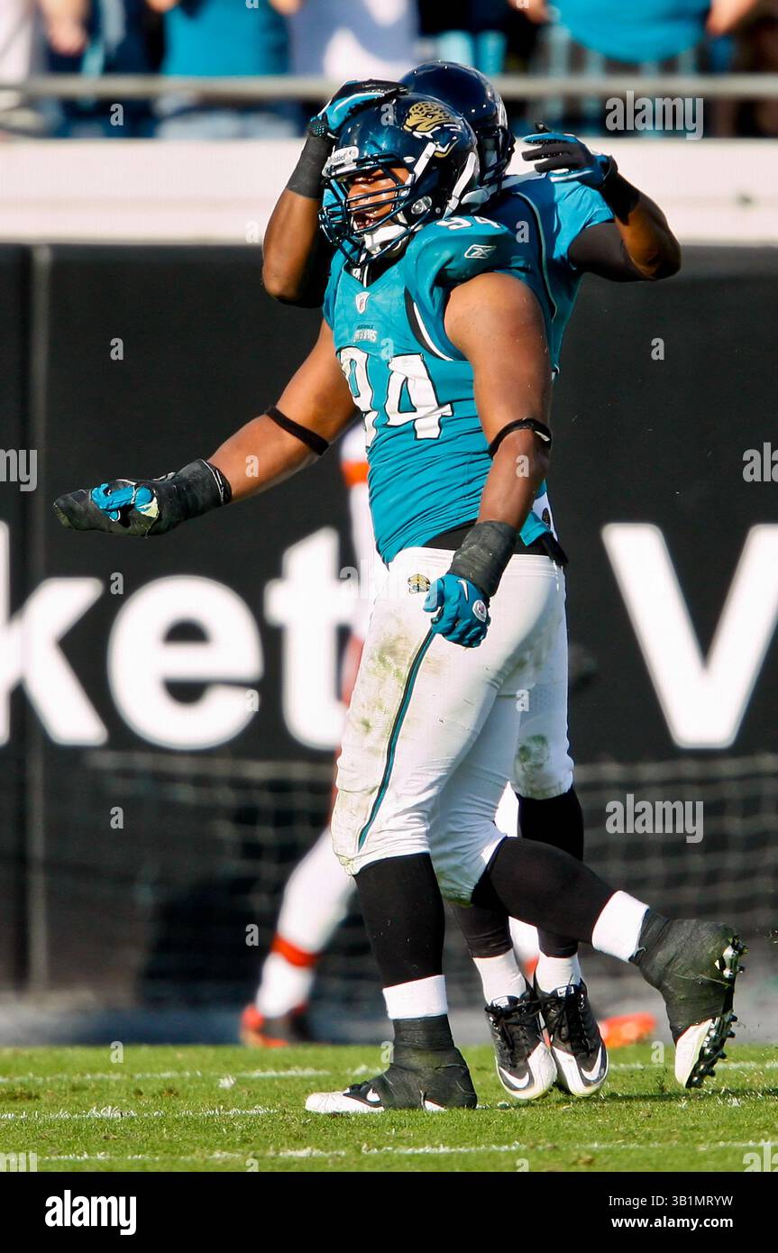 21 novembre 2010: Il defensive end dei Jacksonville Jaguars Jeremy Mincey (94) festeggia dopo aver svincolato il quarterback dei Cleveland Browns Colt McCoy (12) (non nella foto) durante l'azione tra la AFC South Conference i Jacksonville Jaguars e la AFC North Conference i Cleveland Browns all'EverBank Field di Jacksonville, Florida. Jacksonville ha sconfitto Cleveland 24-20. (Immagine di credito: © Gray Quetti/Cal Sport Media/ZUMAPRESS.com) Foto Stock