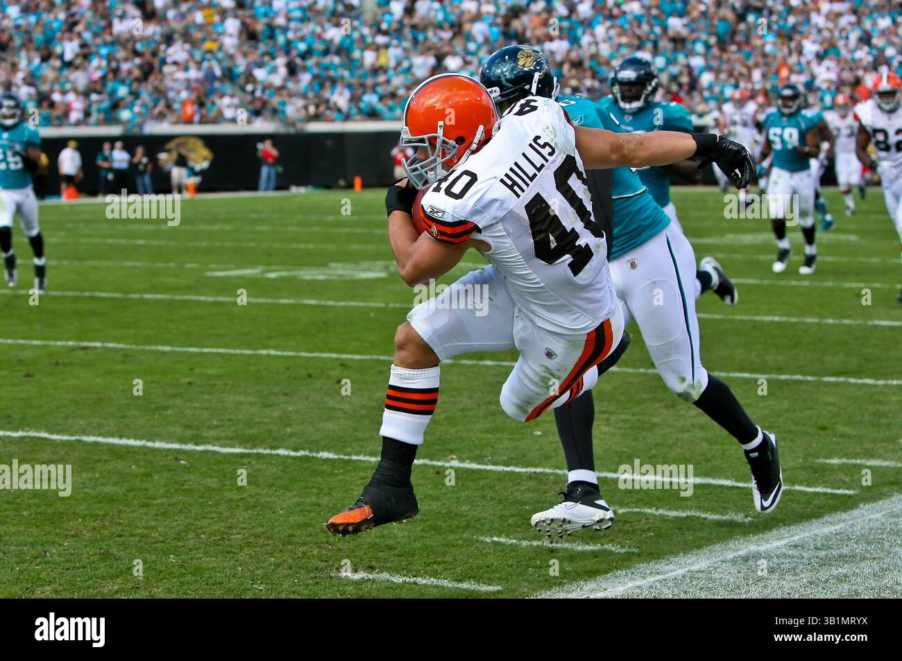 21 novembre 2010: Il running back dei Cleveland Browns Peyton Hillis (40) viene eliminato dai limiti dalla safety dei Jacksonville Jaguars Courtney Greene (36) durante il primo tempo tra la AFC South Conference Jacksonville Jaguars e la AFC North Conference Cleveland Browns all'EverBank Field di Jacksonville, Florida. (Immagine di credito: © Gray Quetti/Cal Sport Media/ZUMAPRESS.com) Foto Stock