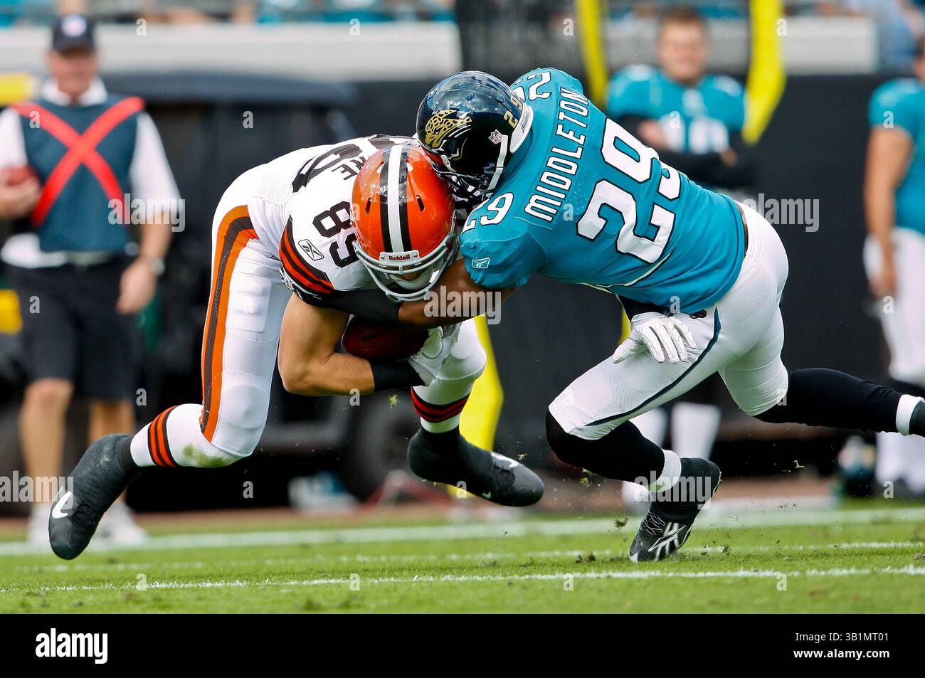 21 novembre 2010: Il tight end dei Cleveland Browns Evan Moore (89) viene placcato dal cornerback dei Jacksonville Jaguars William Middleton (29) dopo un passaggio completato durante il primo tempo tra la AFC South Conference i Jacksonville Jaguars e la AFC North Conference i Cleveland Browns all'EverBank Field di Jacksonville, Florida. (Immagine di credito: © Gray Quetti/Cal Sport Media/ZUMAPRESS.com) Foto Stock