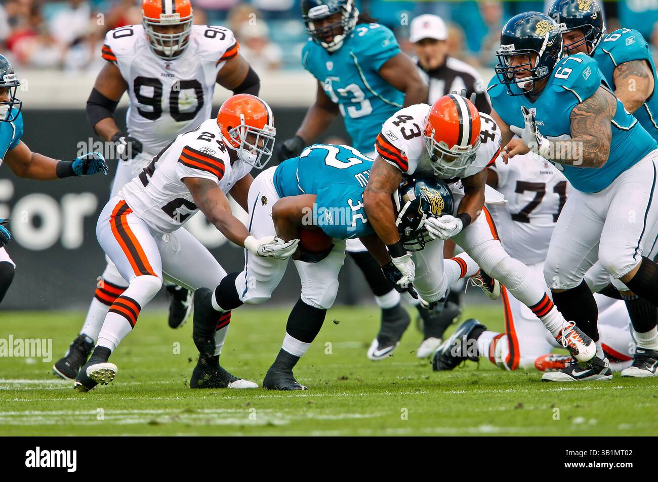 21 novembre 2010: Il running back dei Jacksonville Jaguars Maurice Jones-Drew (32) viene placcato dalla safety dei Cleveland Browns T.J. Ward (43) e Sheldon Brown durante il primo tempo tra la AFC South Conference Jacksonville Jaguars e la AFC North Conference Cleveland Browns all'EverBank Field di Jacksonville, Florida. (Immagine di credito: © Gray Quetti/Cal Sport Media/ZUMAPRESS.com) Foto Stock