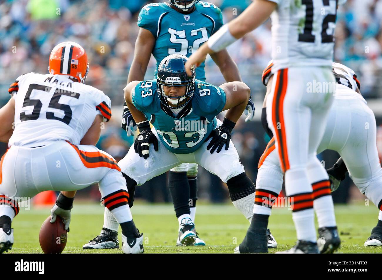 21 novembre 2010: Il defensive tackle dei Jacksonville Jaguars Tyson Alualu (93) si schiera durante il primo tempo tra la AFC South Conference i Jacksonville Jaguars e la AFC North Conference i Cleveland Browns all'EverBank Field di Jacksonville, Florida. (Immagine di credito: © Gray Quetti/Cal Sport Media/ZUMAPRESS.com) Foto Stock