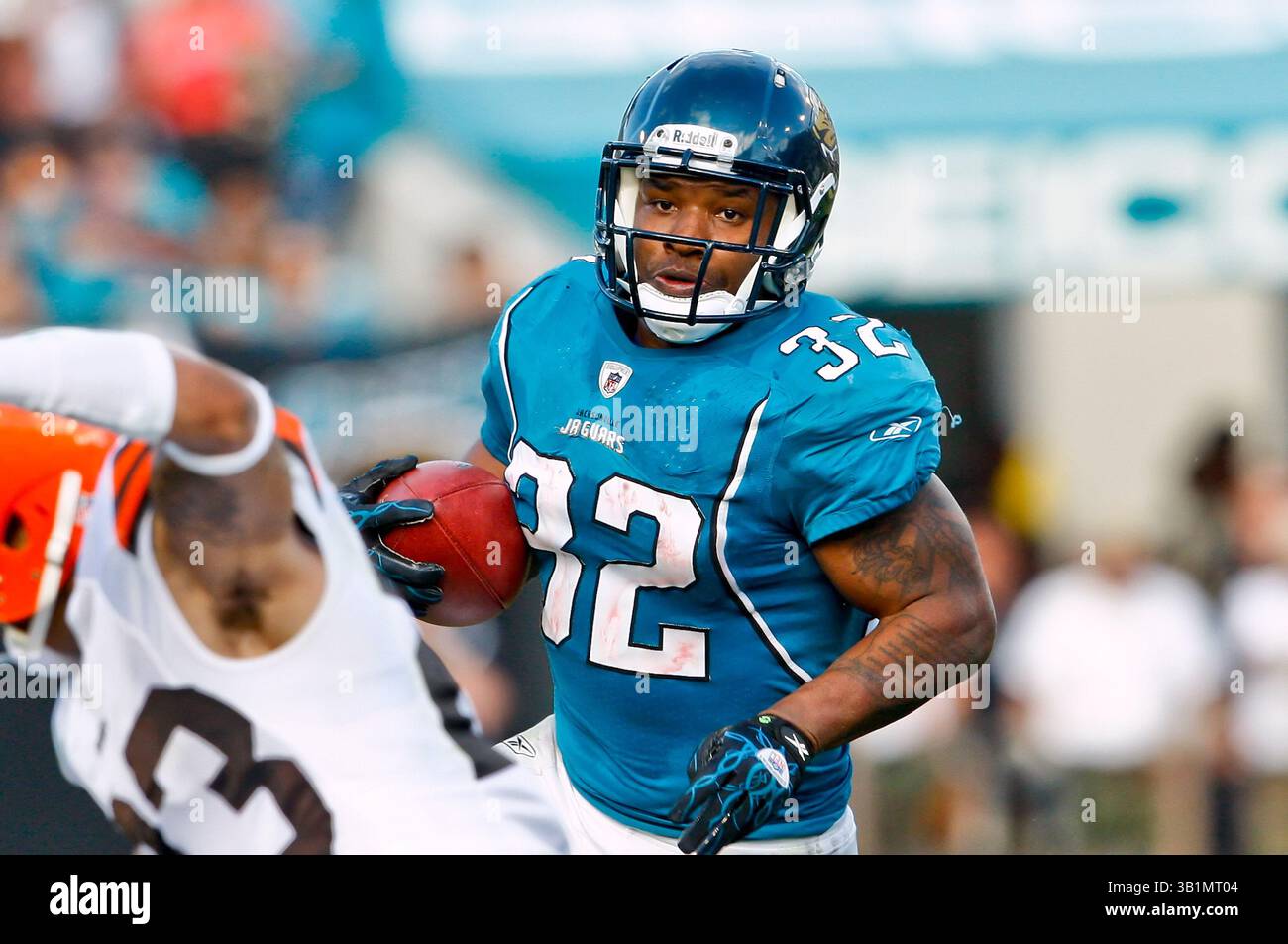 21 novembre 2010: Il running back dei Jacksonville Jaguars Maurice Jones-Drew (32) durante l'azione tra i Jacksonville Jaguars della AFC South Conference e i Cleveland Browns della AFC North Conference all'EverBank Field di Jacksonville, Florida. Jacksonville ha sconfitto Cleveland 24-20. (Immagine di credito: © Gray Quetti/Cal Sport Media/ZUMAPRESS.com) Foto Stock