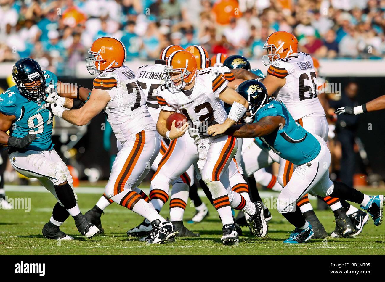 21 novembre 2010: Il quarterback dei Jacksonville Jaguars Luke McCown (12) viene svincolato dal defensive end Derrick Harvey (91) durante l'azione tra la AFC South Conference i Jacksonville Jaguars e la AFC North Conference i Cleveland Browns all'EverBank Field di Jacksonville, Florida. Jacksonville ha sconfitto Cleveland 24-20. (Immagine di credito: © Gray Quetti/Cal Sport Media/ZUMAPRESS.com) Foto Stock