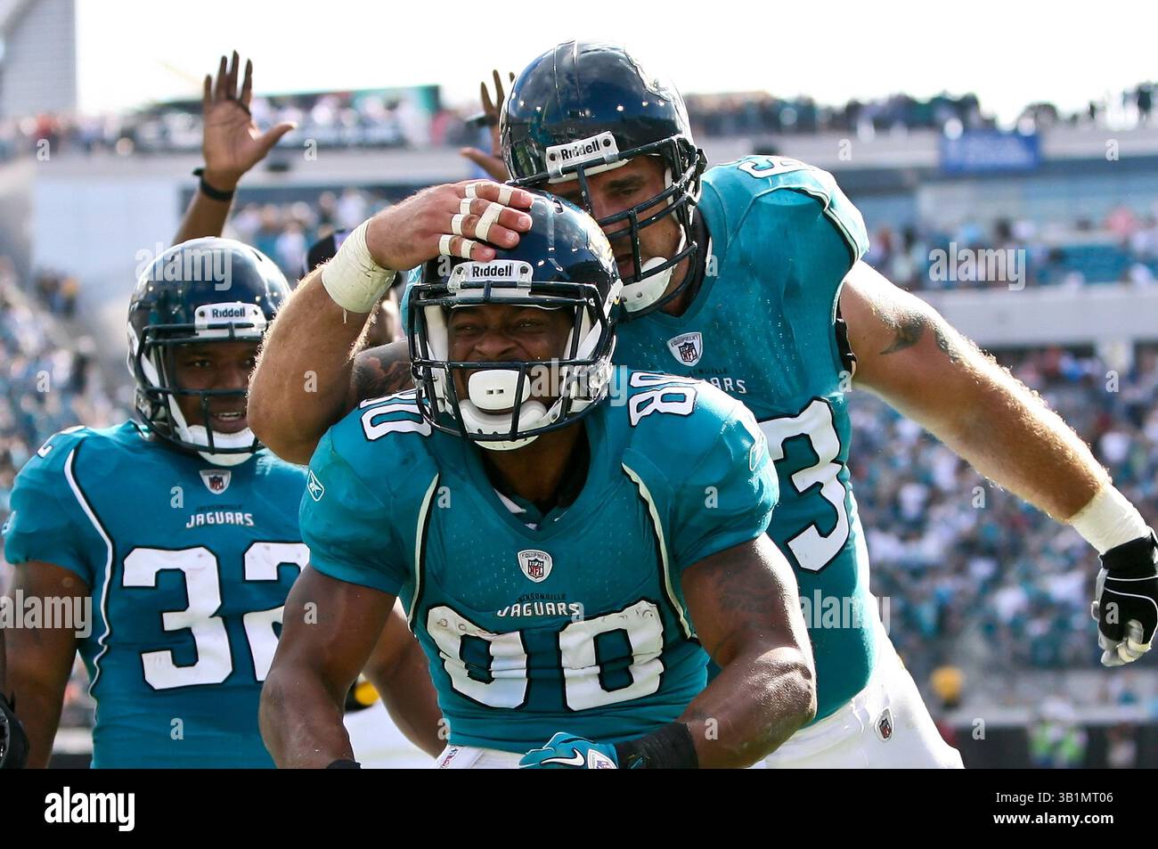 21 novembre 2010: Il wide receiver dei Jacksonville Jaguars Mike Thomas (80) celebra il suo touchdown di ricezione durante il primo tempo tra i Jacksonville Jaguars della AFC South Conference e i Cleveland Browns della AFC North Conference all'EverBank Field di Jacksonville, Florida. (Immagine di credito: © Gray Quetti/Cal Sport Media/ZUMAPRESS.com) Foto Stock