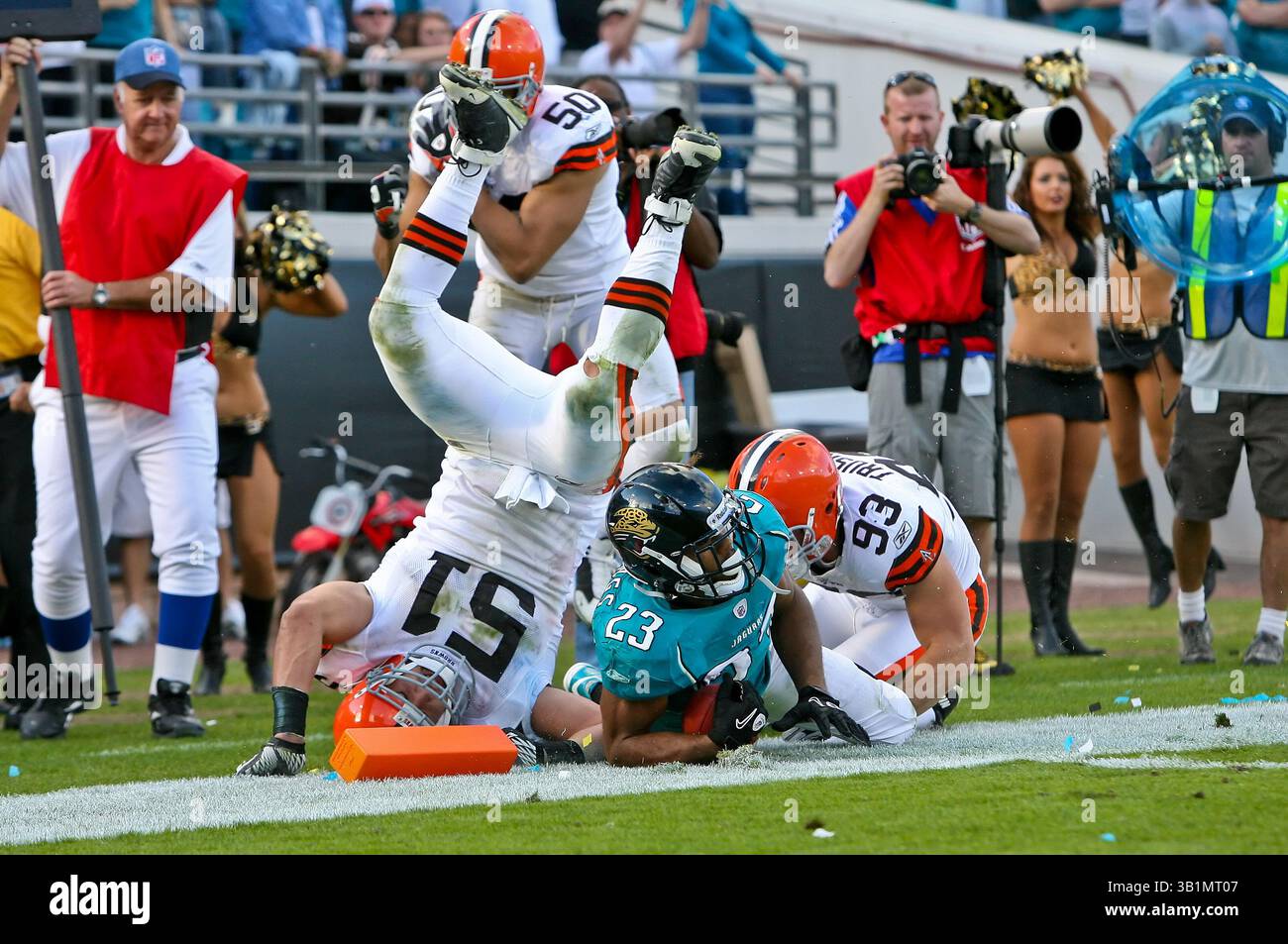 21 novembre 2010: Il running back dei Jacksonville Jaguars Rashad Jennings (23) si avvicina alla linea della porta, mentre Cle15 si scontra pareggiando per fare la sosta durante l'azione tra la AFC South Conference i Jacksonville Jaguars e la AFC North Conference i Cleveland Browns all'EverBank Field di Jacksonville, Florida. Jacksonville ha sconfitto Cleveland 24-20. (Immagine di credito: © Gray Quetti/Cal Sport Media/ZUMAPRESS.com) Foto Stock