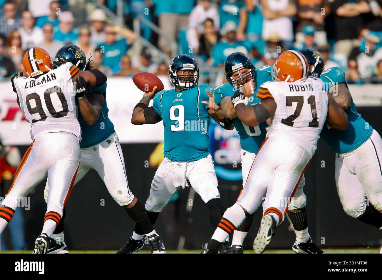 21 novembre 2010: Il quarterback dei Jacksonville Jaguars David Garrard (9) scende indietro per passare durante l'azione tra la AFC South Conference i Jacksonville Jaguars e la AFC North Conference i Cleveland Browns all'EverBank Field di Jacksonville, Florida. Jacksonville ha sconfitto Cleveland 24-20. (Immagine di credito: © Gray Quetti/Cal Sport Media/ZUMAPRESS.com) Foto Stock