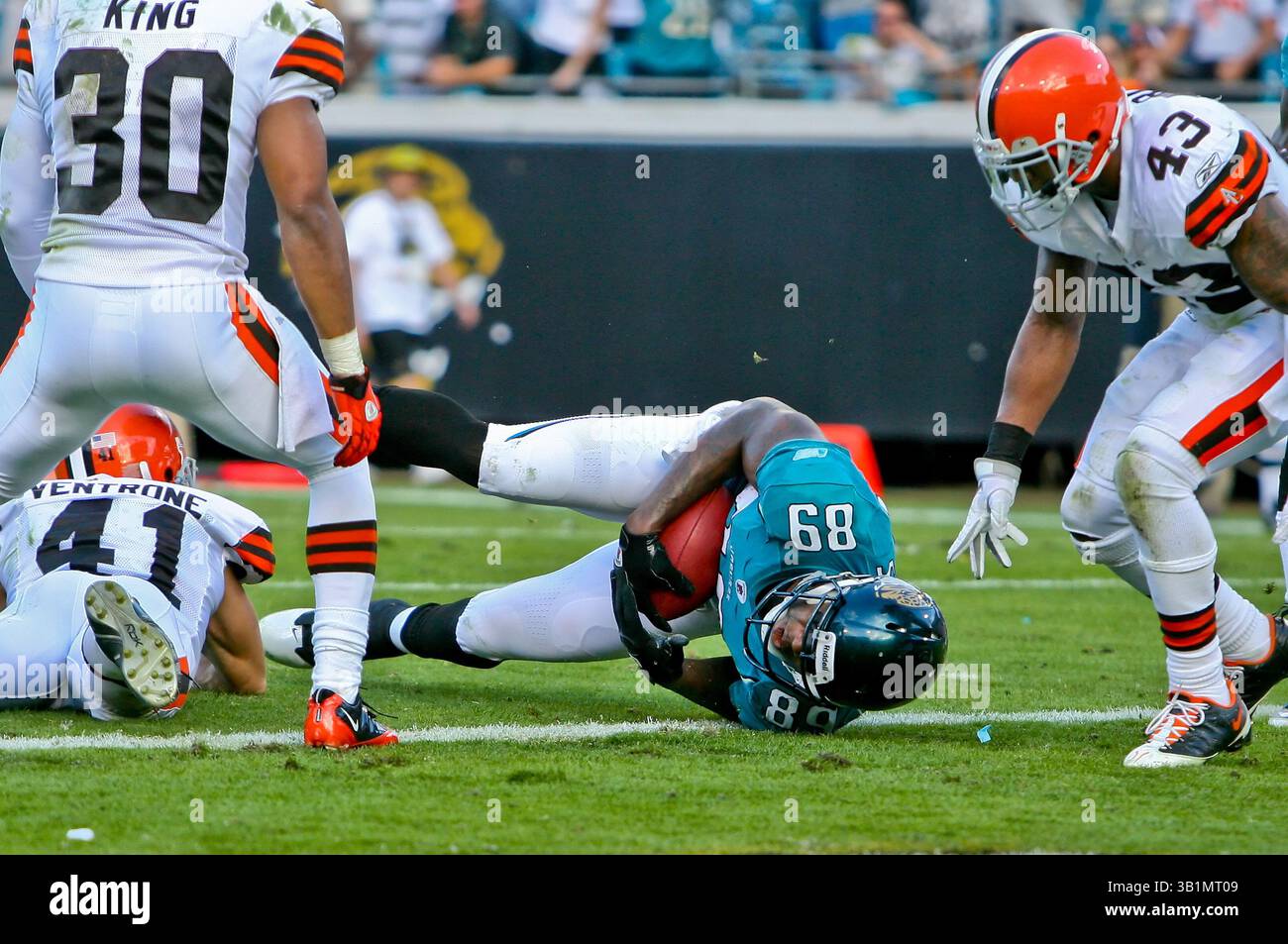 21 novembre 2010: Il tight end dei Jacksonville Jaguars Marcedes Lewis (89) si tuffa nella end zone per un touchdown durante l'azione tra la AFC South Conference i Jacksonville Jaguars e la AFC North Conference i Cleveland Browns all'EverBank Field di Jacksonville, Florida. Jacksonville ha sconfitto Cleveland 24-20. (Immagine di credito: © Gray Quetti/Cal Sport Media/ZUMAPRESS.com) Foto Stock