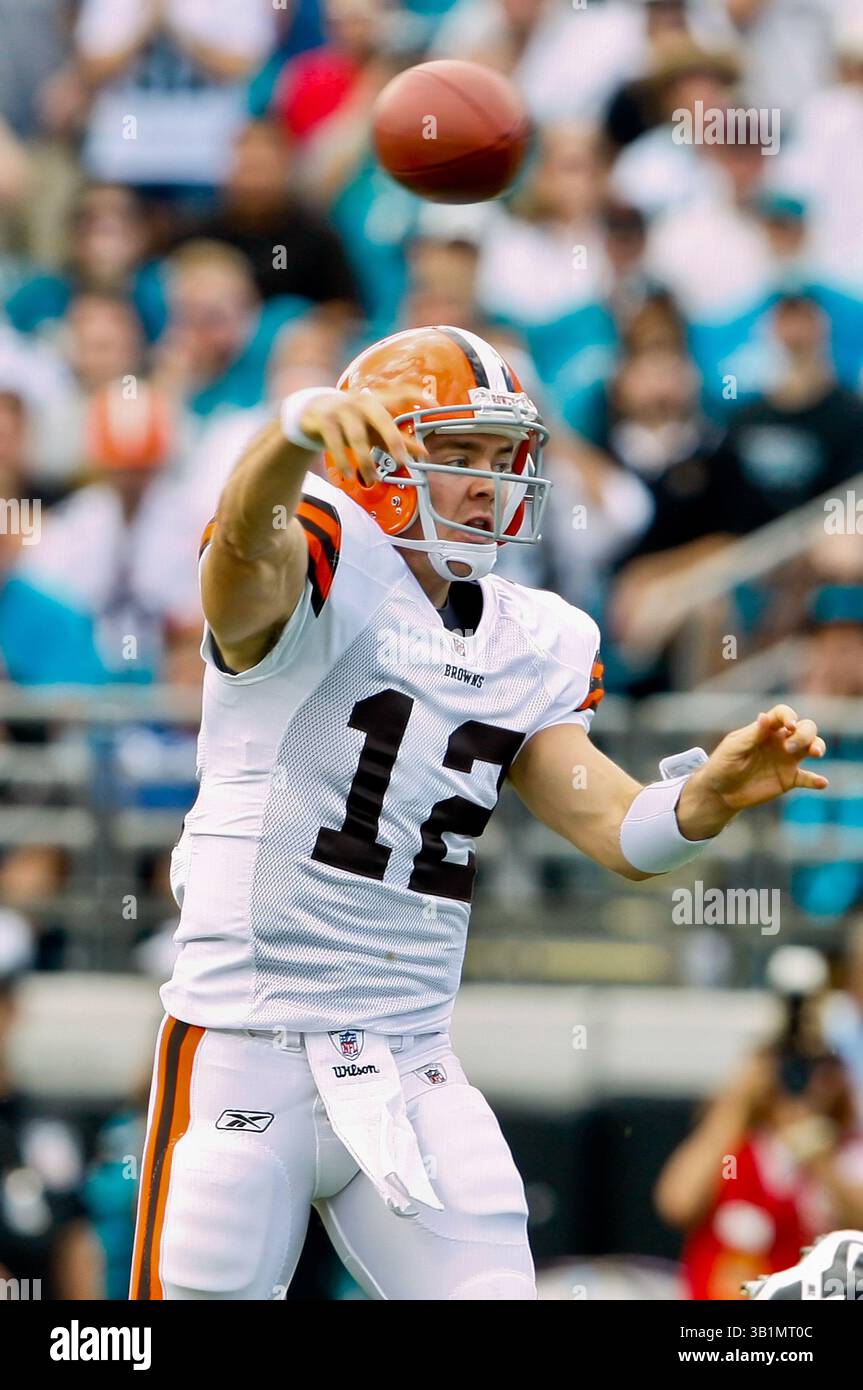 21 novembre 2010: Il quarterback dei Cleveland Browns Colt McCoy (12) lancia un passaggio durante il primo tempo tra la AFC South Conference i Jacksonville Jaguars e la AFC North Conference i Cleveland Browns all'EverBank Field di Jacksonville, Florida. (Immagine di credito: © Gray Quetti/Cal Sport Media/ZUMAPRESS.com) Foto Stock