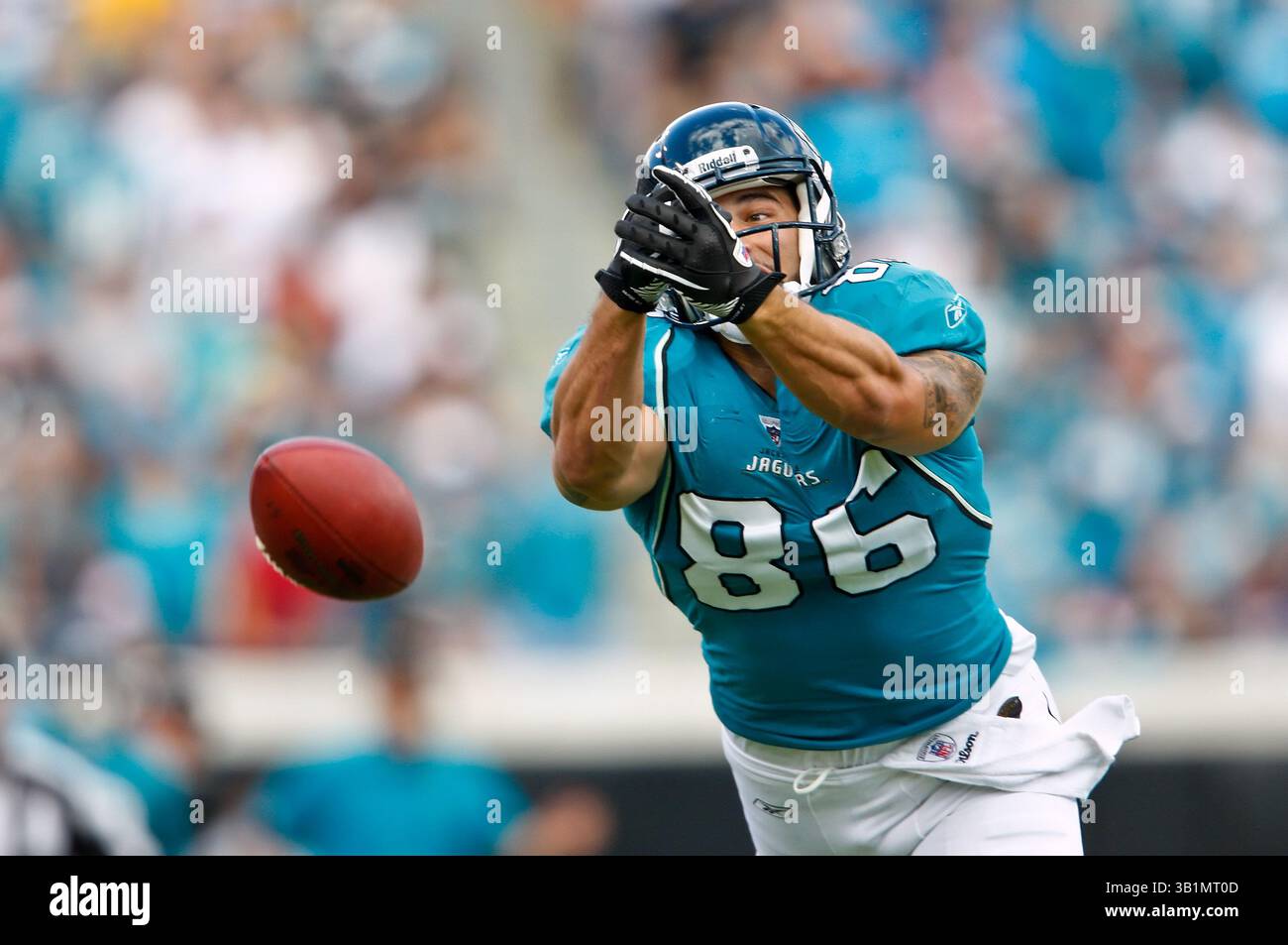 21 novembre 2010: Il tight end dei Jacksonville Jaguars Zach Miller (86) raggiunge un passaggio che cadde incompleto durante il primo tempo tra la AFC South Conference i Jacksonville Jaguars e la AFC North Conference i Cleveland Browns all'EverBank Field di Jacksonville, Florida. (Immagine di credito: © Gray Quetti/Cal Sport Media/ZUMAPRESS.com) Foto Stock
