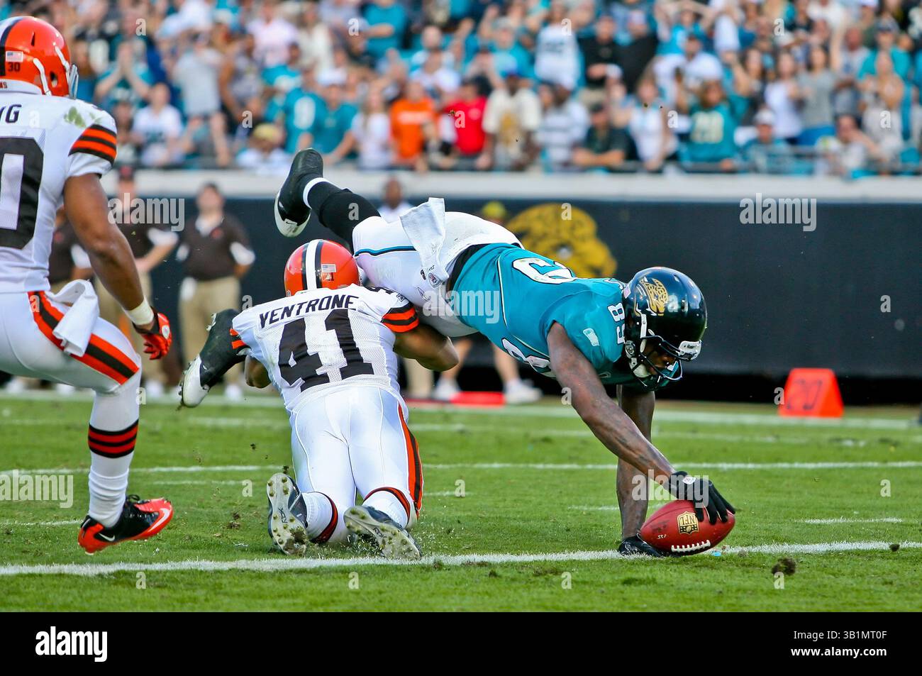 21 novembre 2010: Il tight end dei Jacksonville Jaguars Marcedes Lewis (89) si tuffa nella end zone per un touchdown durante l'azione tra la AFC South Conference i Jacksonville Jaguars e la AFC North Conference i Cleveland Browns all'EverBank Field di Jacksonville, Florida. Jacksonville ha sconfitto Cleveland 24-20. (Immagine di credito: © Gray Quetti/Cal Sport Media/ZUMAPRESS.com) Foto Stock
