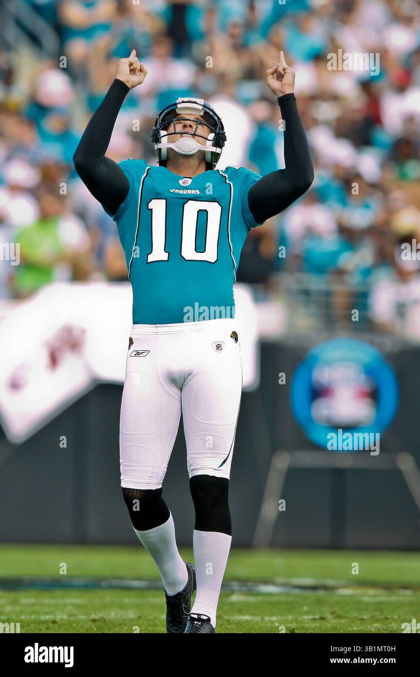 21 novembre 2010: Il kicker dei Jacksonville Jaguars Josh Scobee (10) punta in cielo dopo aver calciato un Field goal nel primo tempo tra la AFC South Conference i Jacksonville Jaguars e la AFC North Conference i Cleveland Browns all'EverBank Field di Jacksonville, Florida. (Immagine di credito: © Gray Quetti/Cal Sport Media/ZUMAPRESS.com) Foto Stock