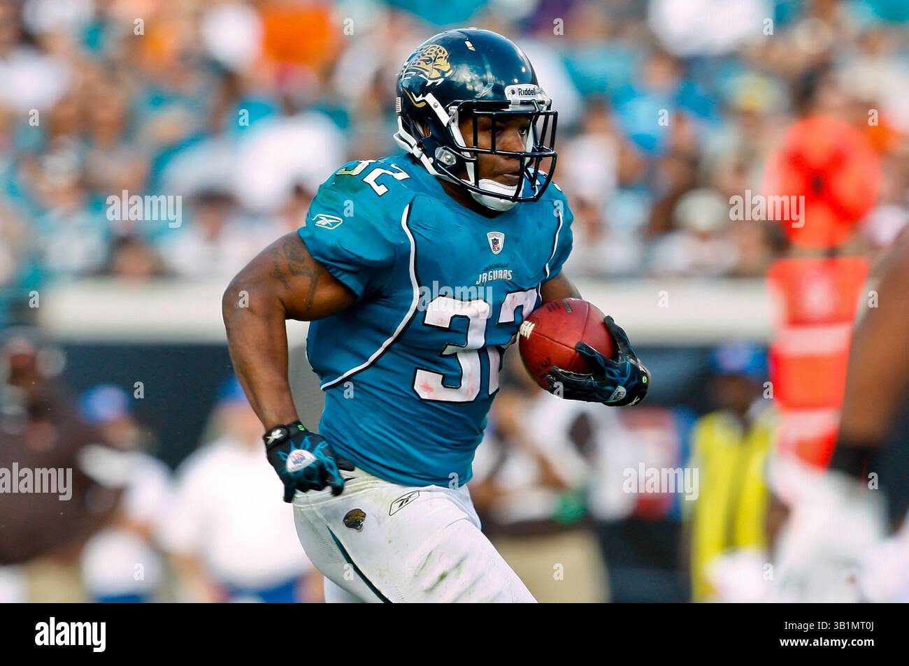 21 novembre 2010: Il running back dei Jacksonville Jaguars Maurice Jones-Drew (32) durante l'azione tra i Jacksonville Jaguars della AFC South Conference e i Cleveland Browns della AFC North Conference all'EverBank Field di Jacksonville, Florida. Jacksonville ha sconfitto Cleveland 24-20. (Immagine di credito: © Gray Quetti/Cal Sport Media/ZUMAPRESS.com) Foto Stock