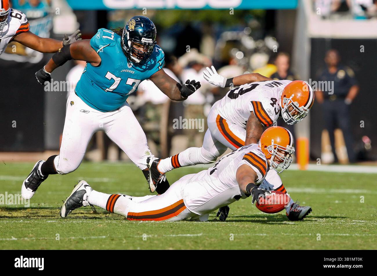 21 novembre 2010: Il linebacker dei Cleveland Browns Chris Gocong (51) recupera un fumble durante l'azione tra la AFC South Conference i Jacksonville Jaguars e la AFC North Conference i Cleveland Browns all'EverBank Field di Jacksonville, Florida. Jacksonville ha sconfitto Cleveland 24-20. (Immagine di credito: © Gray Quetti/Cal Sport Media/ZUMAPRESS.com) Foto Stock