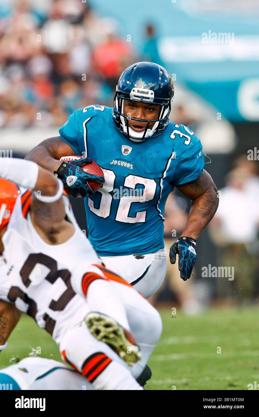 21 novembre 2010: Il running back dei Jacksonville Jaguars Maurice Jones-Drew (32) durante l'azione tra i Jacksonville Jaguars della AFC South Conference e i Cleveland Browns della AFC North Conference all'EverBank Field di Jacksonville, Florida. Jacksonville ha sconfitto Cleveland 24-20. (Immagine di credito: © Gray Quetti/Cal Sport Media/ZUMAPRESS.com) Foto Stock