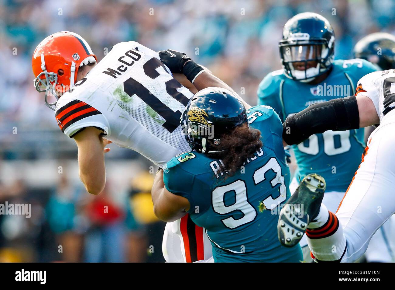 21 novembre 2010: Il defensive tackle dei Jacksonville Jaguars Tyson Alualu (93) sack sul quarterback dei Cleveland Browns Colt McCoy (12) durante il primo tempo tra la AFC South Conference i Jacksonville Jaguars e la AFC North Conference i Cleveland Browns all'EverBank Field di Jacksonville, Florida. (Immagine di credito: © Gray Quetti/Cal Sport Media/ZUMAPRESS.com) Foto Stock