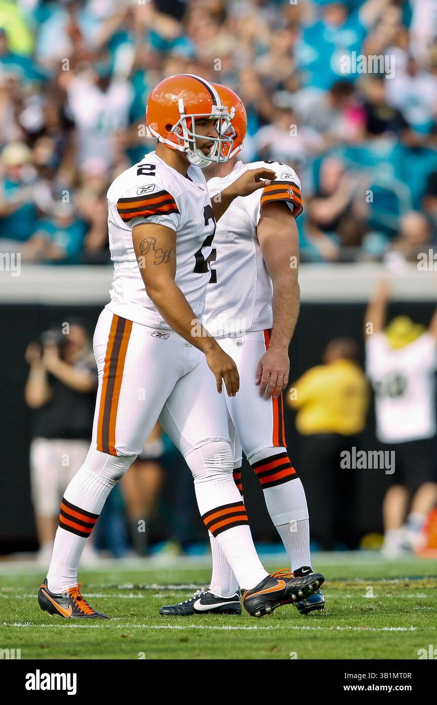 21 novembre 2010: Il punter dei Cleveland Browns Reggie Hodges (2) consola il kicker dei Cleveland Browns Phil Dawson (4) dopo un Field goal mancato nel primo tempo tra la AFC South Conference i Jacksonville Jaguars e la AFC North Conference i Cleveland Browns all'EverBank Field di Jacksonville, Florida. (Immagine di credito: © Gray Quetti/Cal Sport Media/ZUMAPRESS.com) Foto Stock