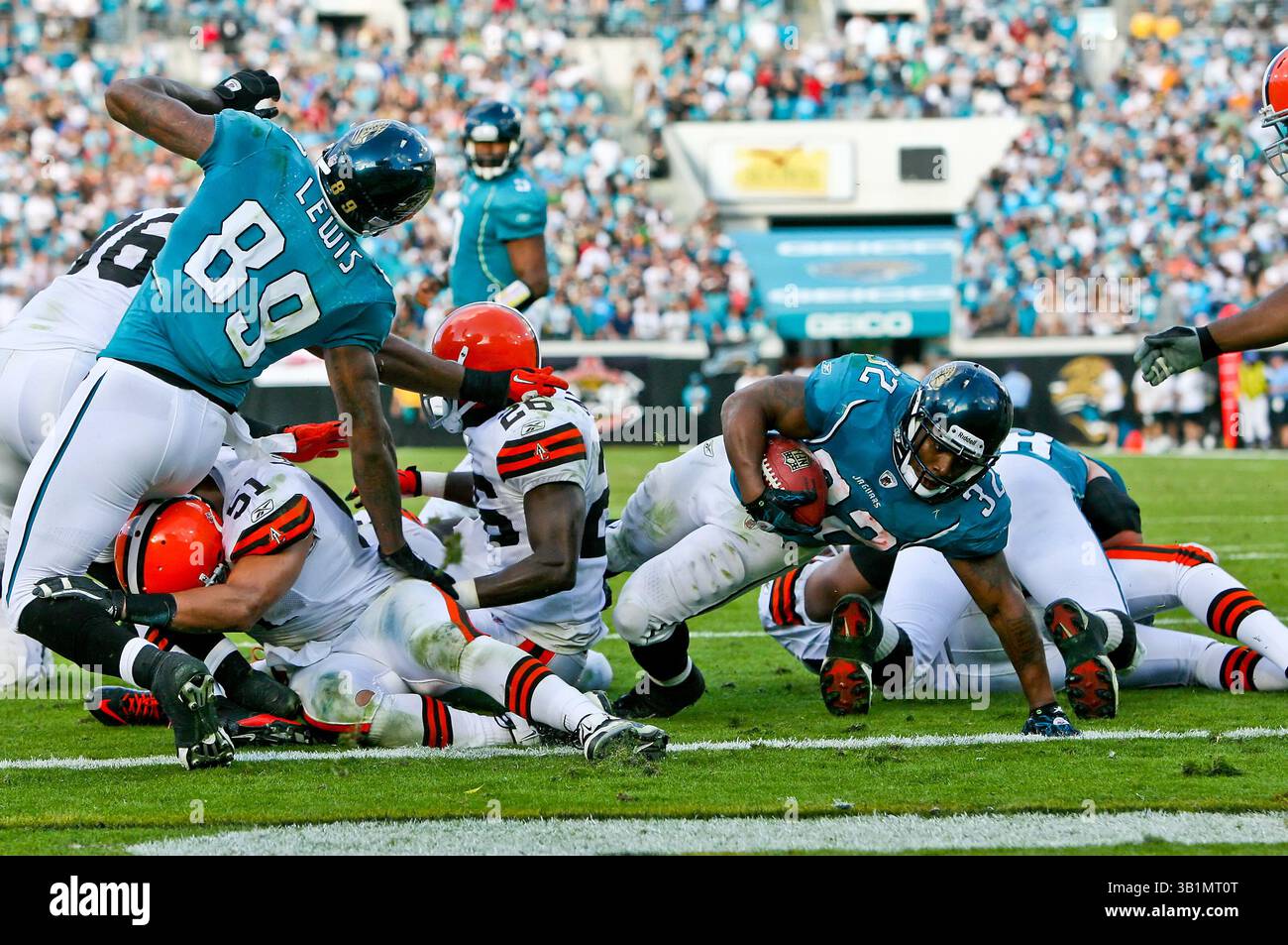 21 novembre 2010: Il running back dei Jacksonville Jaguars Maurice Jones-Drew (32) si tuffa per il touchdown della vittoria durante l'azione tra la AFC South Conference i Jacksonville Jaguars e la AFC North Conference i Cleveland Browns all'EverBank Field di Jacksonville, Florida. Jacksonville ha sconfitto Cleveland 24-20. (Immagine di credito: © Gray Quetti/Cal Sport Media/ZUMAPRESS.com) Foto Stock