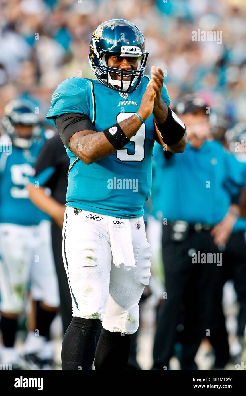21 novembre 2010: Il quarterback dei Jacksonville Jaguars David Garrard (9) festeggia durante l'azione tra la AFC South Conference i Jacksonville Jaguars e la AFC North Conference i Cleveland Browns all'EverBank Field di Jacksonville, Florida. Jacksonville ha sconfitto Cleveland 24-20. (Immagine di credito: © Gray Quetti/Cal Sport Media/ZUMAPRESS.com) Foto Stock