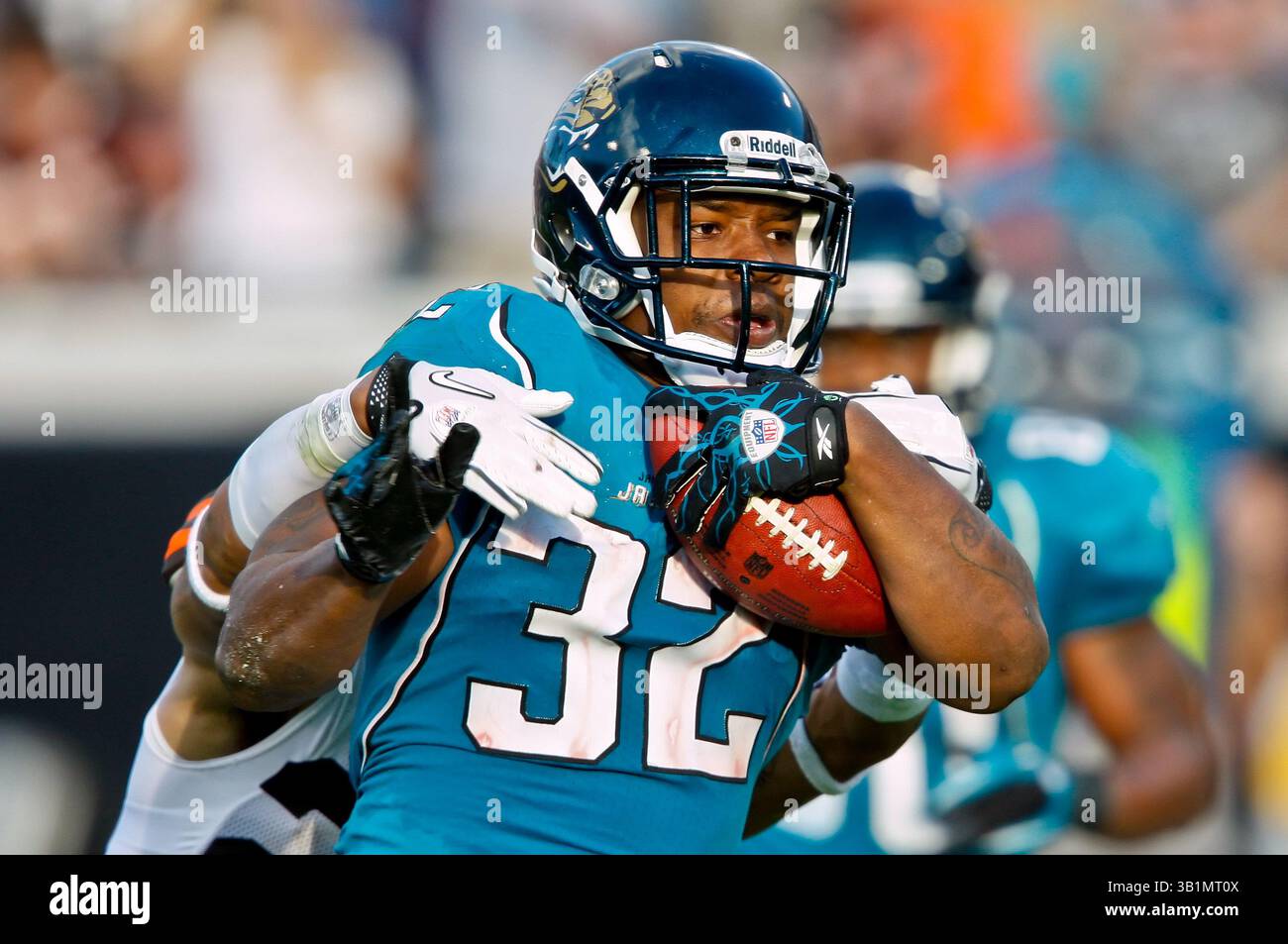 21 novembre 2010: Il running back dei Jacksonville Jaguars Maurice Jones-Drew (32) si rompe con un passaggio di 75 yard sullo schermo durante l'azione tra la AFC South Conference i Jacksonville Jaguars e la AFC North Conference i Cleveland Browns all'EverBank Field di Jacksonville, Florida. Jacksonville ha sconfitto Cleveland 24-20. (Immagine di credito: © Gray Quetti/Cal Sport Media/ZUMAPRESS.com) Foto Stock