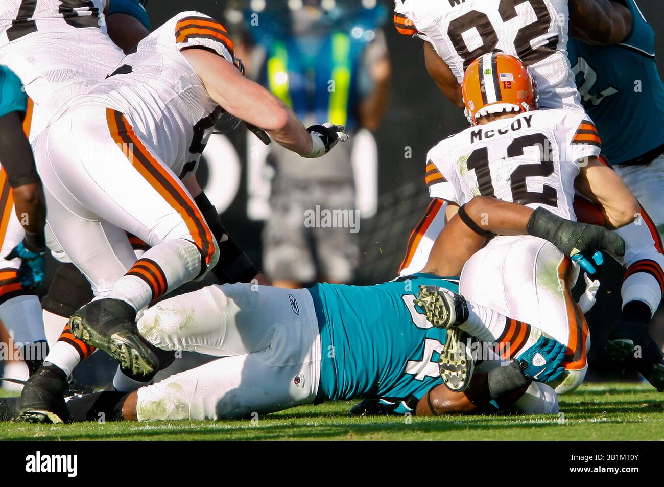 21 novembre 2010: Il quarterback dei Cleveland Browns Colt McCoy (12) viene svincolato dal defensive end dei Jacksonville Jaguars Jeremy Mincey (94) durante l'azione tra la AFC South Conference i Jacksonville Jaguars e la AFC North Conference i Cleveland Browns all'EverBank Field di Jacksonville, Florida. Jacksonville ha sconfitto Cleveland 24-20. (Immagine di credito: © Gray Quetti/Cal Sport Media/ZUMAPRESS.com) Foto Stock