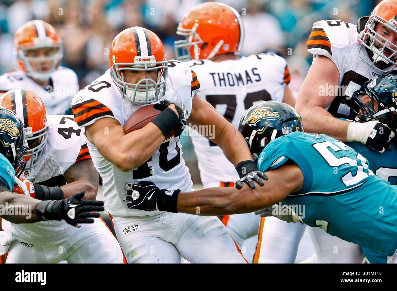 21 novembre 2010: Il running back dei Cleveland Browns Peyton Hillis (40) corre attraverso il tackle del linebacker dei Jacksonville Jaguars Daryl Smith (52) durante il primo tempo tra la AFC South Conference i Jacksonville Jaguars e la AFC North Conference i Cleveland Browns all'EverBank Field di Jacksonville, Florida. (Immagine di credito: © Gray Quetti/Cal Sport Media/ZUMAPRESS.com) Foto Stock