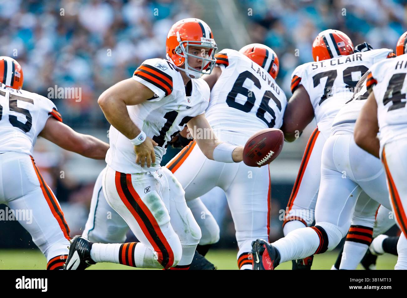 21 novembre 2010: Il quarterback dei Cleveland Browns Colt McCoy (12) durante il primo tempo tra la AFC South Conference i Jacksonville Jaguars e la AFC North Conference i Cleveland Browns all'EverBank Field di Jacksonville, Florida. (Immagine di credito: © Gray Quetti/Cal Sport Media/ZUMAPRESS.com) Foto Stock