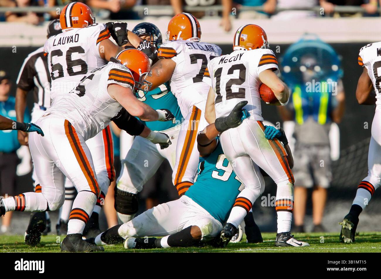 21 novembre 2010: Il quarterback dei Cleveland Browns Colt McCoy (12) viene svincolato dal defensive end dei Jacksonville Jaguars Jeremy Mincey (94) durante l'azione tra la AFC South Conference i Jacksonville Jaguars e la AFC North Conference i Cleveland Browns all'EverBank Field di Jacksonville, Florida. Jacksonville ha sconfitto Cleveland 24-20. (Immagine di credito: © Gray Quetti/Cal Sport Media/ZUMAPRESS.com) Foto Stock