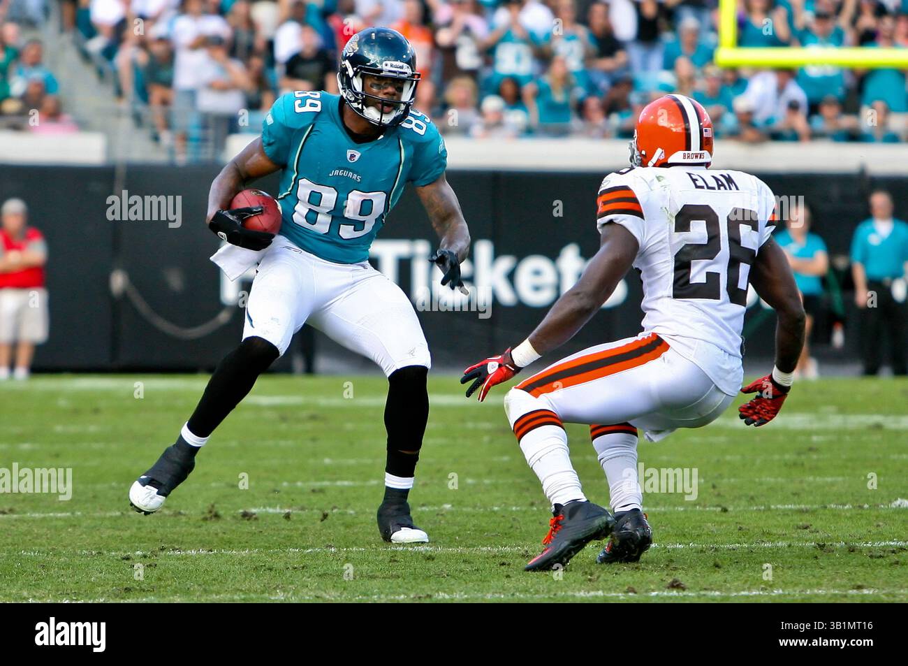 21 novembre 2010: Il tight end dei Jacksonville Jaguars Marcedes Lewis (89) tenta di fuggire dalla safety dei Cleveland Browns Abram Elam (26) durante l'azione tra la AFC South Conference i Jacksonville Jaguars e la AFC North Conference i Cleveland Browns all'EverBank Field di Jacksonville, Florida. Jacksonville ha sconfitto Cleveland 24-20. (Immagine di credito: © Gray Quetti/Cal Sport Media/ZUMAPRESS.com) Foto Stock