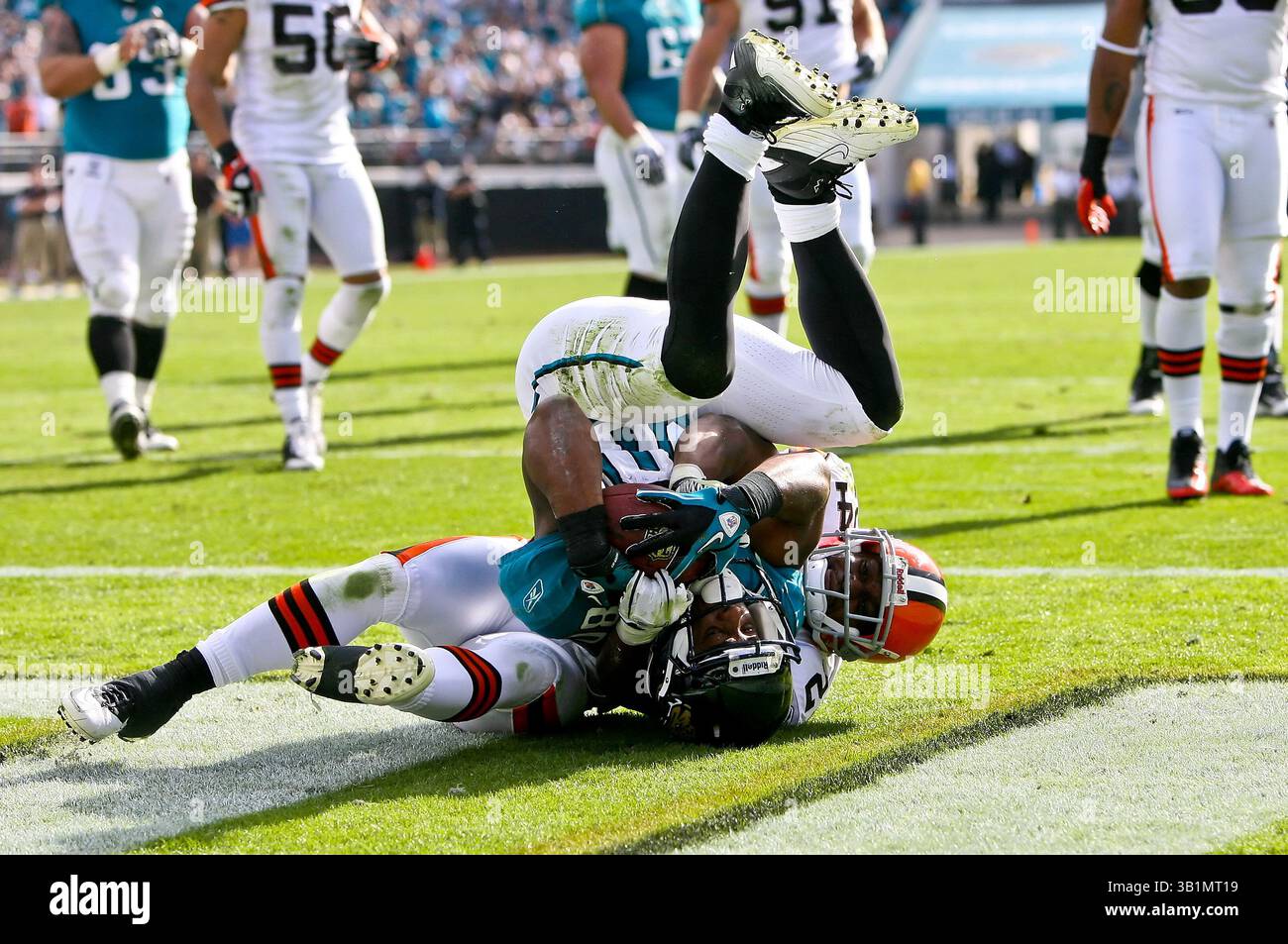 21 novembre 2010: Il wide receiver dei Jacksonville Jaguars Mike Thomas (80) precipita nella end zone dopo essere stato placcato dal cornerback dei Cleveland Browns Sheldon Brown (24) durante il primo tempo tra i Jacksonville Jaguars della AFC South Conference e i Cleveland Browns della AFC North Conference all'EverBank Field di Jacksonville, Florida. (Immagine di credito: © Gray Quetti/Cal Sport Media/ZUMAPRESS.com) Foto Stock
