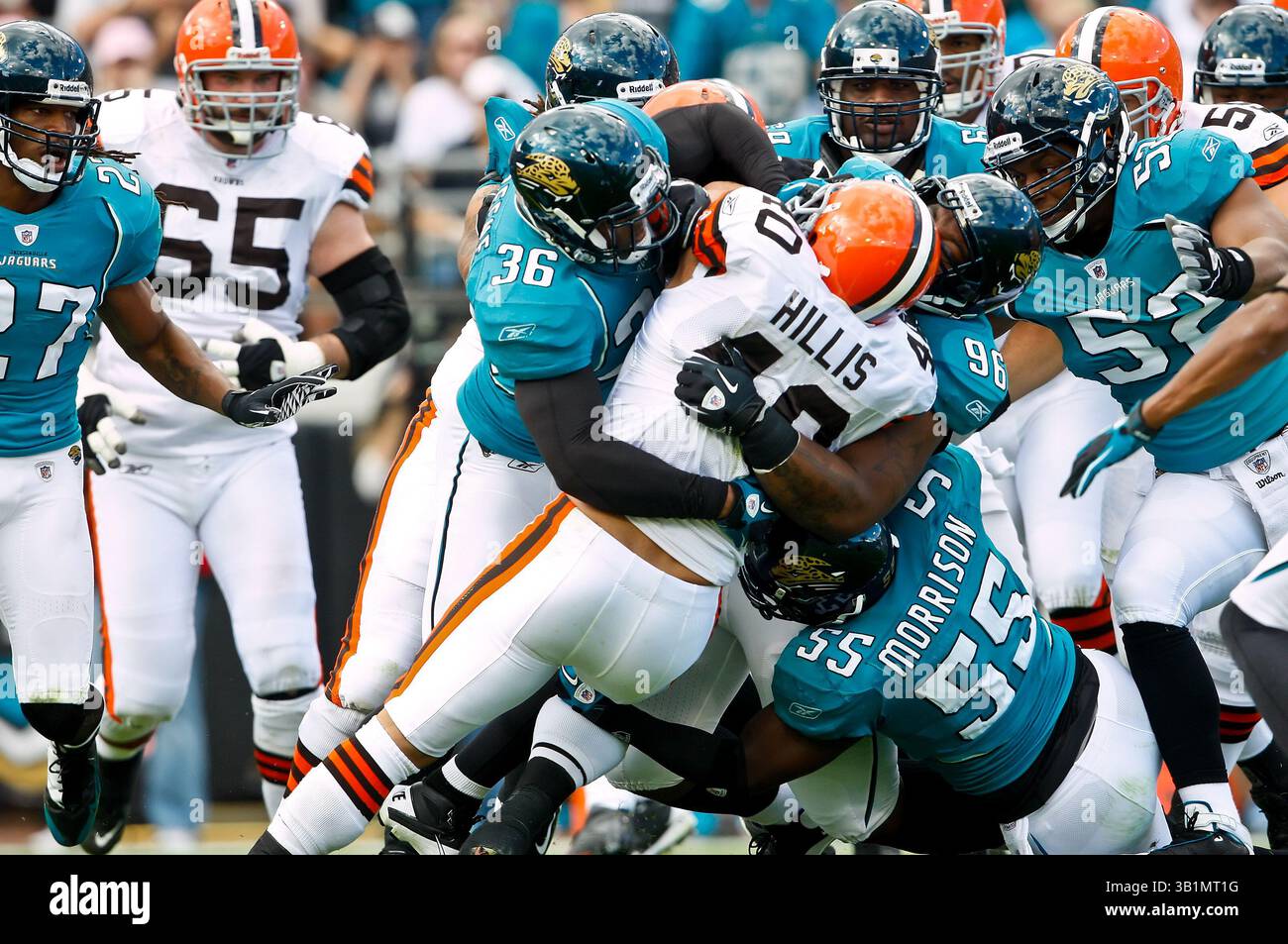 21 novembre 2010: Il running back dei Cleveland Browns Peyton Hillis (40) viene placcato dal linebacker dei Jacksonville Jaguars Kirk Morrison (55) e dalla safety dei Jacksonville Jaguars Courtney Greene (36) durante il primo tempo tra i Jacksonville Jaguars della AFC South Conference e i Cleveland Browns della AFC North Conference all'EverBank Field di Jacksonville, Florida. (Immagine di credito: © Gray Quetti/Cal Sport Media/ZUMAPRESS.com) Foto Stock