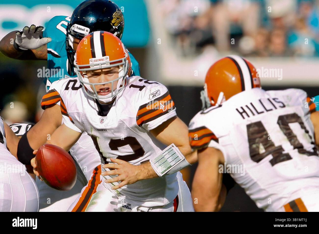 21 novembre 2010: Il quarterback dei Cleveland Browns Colt McCoy (12) passa al running back Petyon Hillis durante l'azione tra la AFC South Conference i Jacksonville Jaguars e la AFC North Conference i Cleveland Browns all'EverBank Field di Jacksonville, Florida. Jacksonville ha sconfitto Cleveland 24-20. (Immagine di credito: © Gray Quetti/Cal Sport Media/ZUMAPRESS.com) Foto Stock