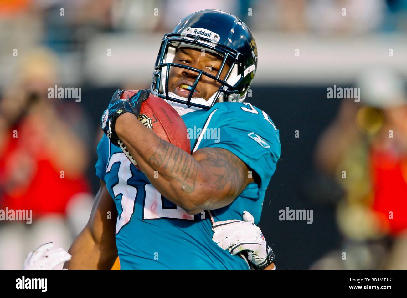 21 novembre 2010: Il running back dei Jacksonville Jaguars Maurice Jones-Drew (32) si rompe con un passaggio di 75 yard sullo schermo durante l'azione tra la AFC South Conference i Jacksonville Jaguars e la AFC North Conference i Cleveland Browns all'EverBank Field di Jacksonville, Florida. Jacksonville ha sconfitto Cleveland 24-20. (Immagine di credito: © Gray Quetti/Cal Sport Media/ZUMAPRESS.com) Foto Stock