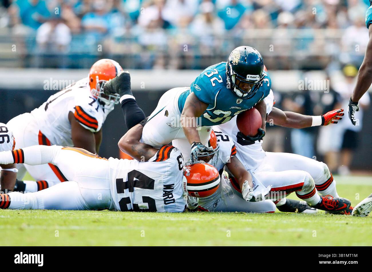 21 novembre 2010: Il running back dei Jacksonville Jaguars Maurice Jones-Drew (32) si tuffa sulla safety dei Cleveland Browns T.J. Ward (43) per yardage durante il primo tempo tra la AFC South Conference i Jacksonville Jaguars e la AFC North Conference i Cleveland Browns all'EverBank Field di Jacksonville, Florida. (Immagine di credito: © Gray Quetti/Cal Sport Media/ZUMAPRESS.com) Foto Stock