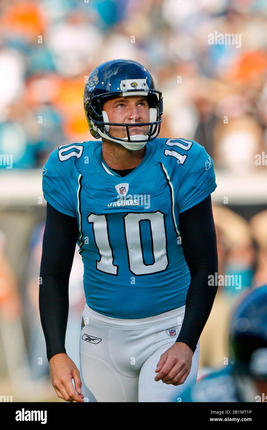 21 novembre 2010: Il kicker dei Jacksonville Jaguars Place Josh Scobee (10) guarda prima che calci un punto extra durante l'azione tra la AFC South Conference i Jacksonville Jaguars e la AFC North Conference i Cleveland Browns all'EverBank Field di Jacksonville, Florida. Jacksonville ha sconfitto Cleveland 24-20. (Immagine di credito: © Gray Quetti/Cal Sport Media/ZUMAPRESS.com) Foto Stock