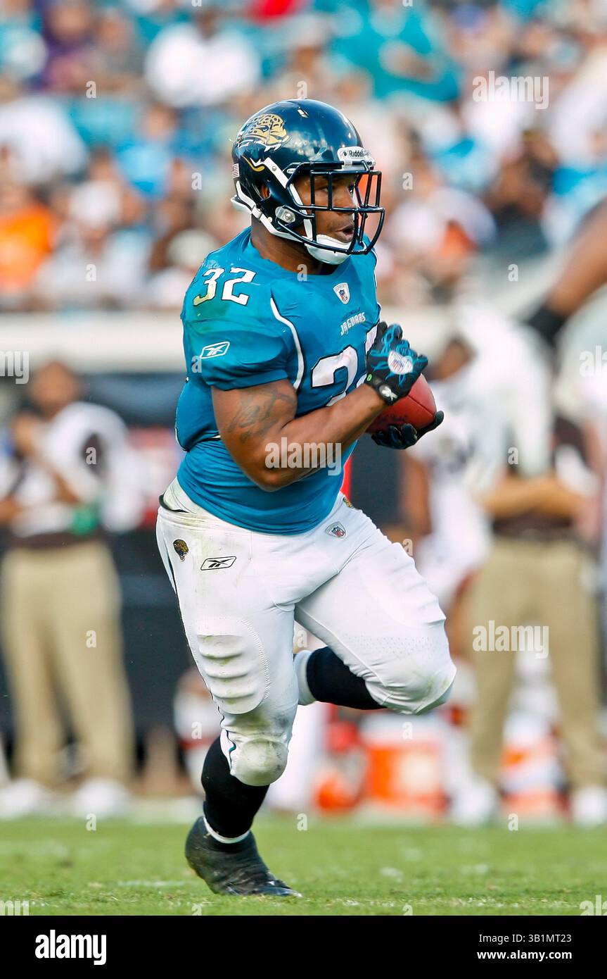 21 novembre 2010: Il running back dei Jacksonville Jaguars Maurice Jones-Drew (32) durante l'azione tra i Jacksonville Jaguars della AFC South Conference e i Cleveland Browns della AFC North Conference all'EverBank Field di Jacksonville, Florida. Jacksonville ha sconfitto Cleveland 24-20. (Immagine di credito: © Gray Quetti/Cal Sport Media/ZUMAPRESS.com) Foto Stock