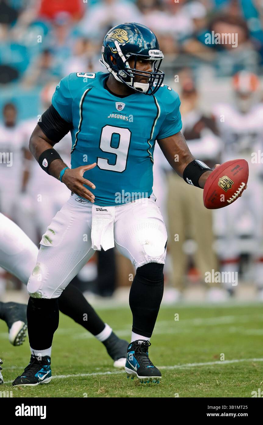 21 novembre 2010: Il quarterback dei Jacksonville Jaguars David Garrard (9) si prepara a cedere durante l'azione tra i Jacksonville Jaguars della AFC South Conference e i Cleveland Browns della AFC North Conference all'EverBank Field di Jacksonville, Florida. Jacksonville ha sconfitto Cleveland 24-20. (Immagine di credito: © Gray Quetti/Cal Sport Media/ZUMAPRESS.com) Foto Stock