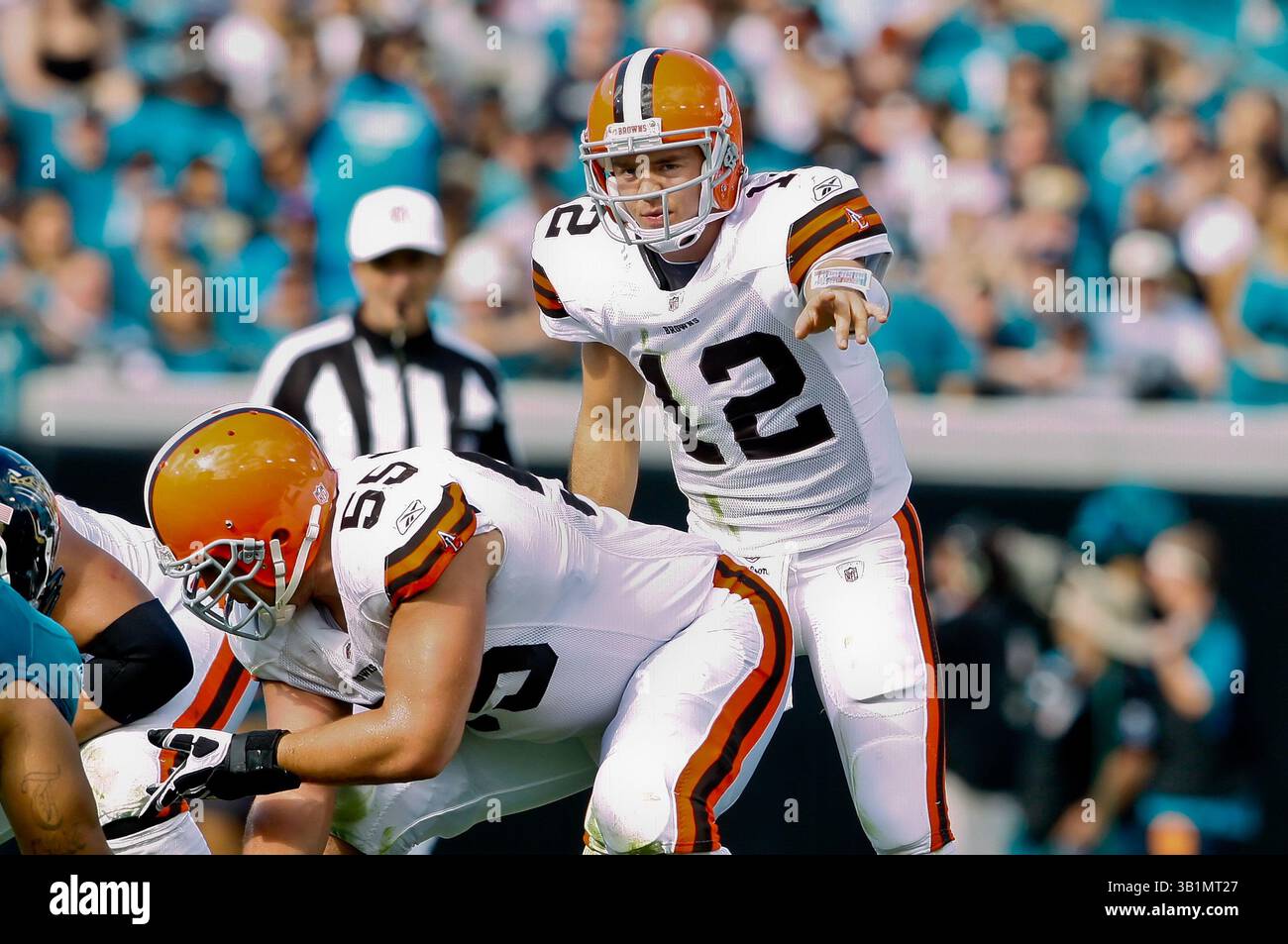 21 novembre 2010: Il quarterback dei Cleveland Browns Colt McCoy (12) chiama segnali offensivi durante il primo tempo tra la AFC South Conference i Jacksonville Jaguars e la AFC North Conference i Cleveland Browns all'EverBank Field di Jacksonville, Florida. (Immagine di credito: © Gray Quetti/Cal Sport Media/ZUMAPRESS.com) Foto Stock